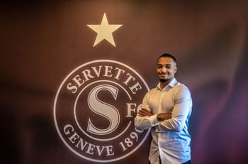 Jeune homme souriant devant le logo de Servette FC à Genève.