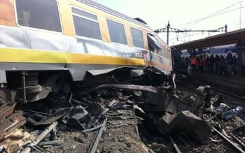Train accidenté à Béjaïa avec débris sur les rails.