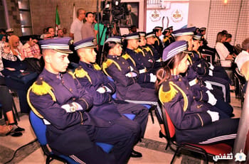 Jeunes cadets en uniforme lors d'une cérémonie officielle en Algérie.