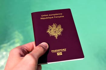 Passeport français de l'Union européenne en main.