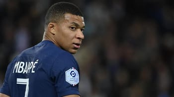 Kylian Mbappé en action sur le terrain de football.