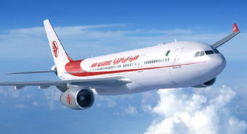 Avion d'Air Algérie en vol dans le ciel bleu.
