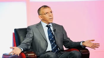 Hafid Derradji en costume lors d'une interview télévisée.