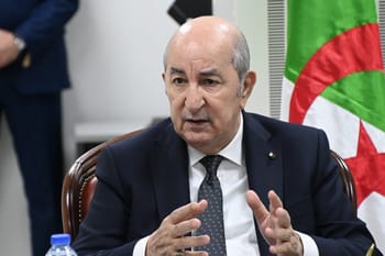 Abdelmadjid Tebboune, président algérien, en discussion lors d'une réunion officielle.