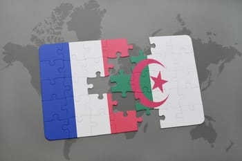 Puzzle représentant la France et l'Algérie avec pièces manquantes.