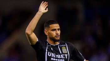 Adem Zorgane saluant le public lors d'un match de football.
