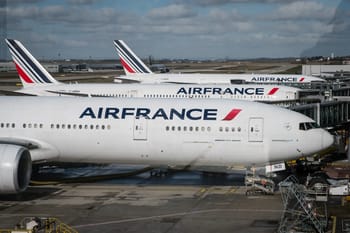 Avions Air France stationnés à l'aéroport avec ciel nuageux.