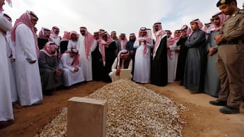 Groupe de personnes lors d'une cérémonie funéraire en Arabie Saoudite.