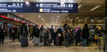 Passagers en attente avec bagages à l'aéroport d'Orly, France.