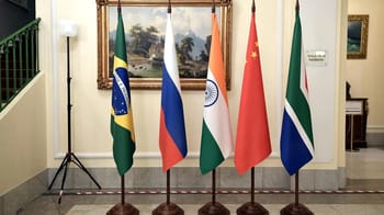 Drapeaux du Brésil, Russie, Inde, Chine et Algérie en salle officielle.