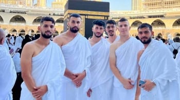 Groupe de joueurs de Belouizdad en vêtements blancs lors de la Omra.