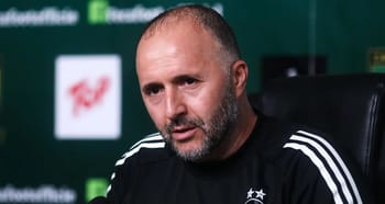 Djamel Belmadi, entraîneur de l'équipe nationale algérienne, lors d'une conférence.
