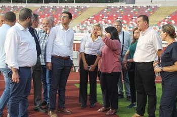 Groupe de responsables lors de la visite d'un stade en Algérie.