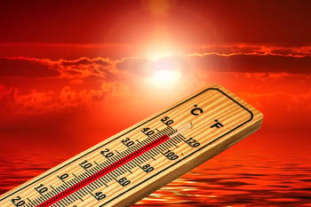 Thermomètre indiquant une forte chaleur au coucher du soleil.