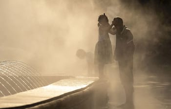 Couple profitant d'une source chaude sous la brume en Algérie.