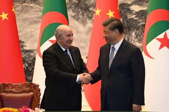 Deux dirigeants se serrent la main lors d'une rencontre officielle.