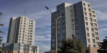 Deux immeubles résidentiels modernes sous un ciel nuageux en France.