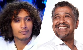 Cheb Khaled et un jeune homme souriant, portrait rapproché.