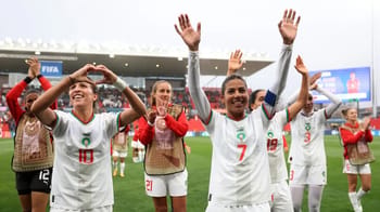 Équipe féminine du Maroc célébrant leur victoire après un match de Coupe du Monde.