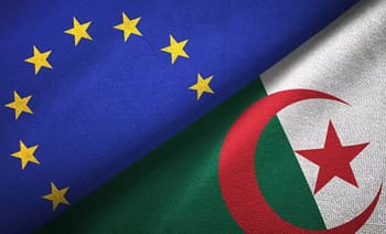 Drapeaux de l'Europe et de l'Algérie côte à côte, symbolisant la coopération.