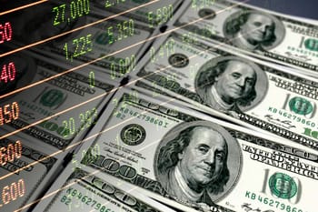 Billets de dollar américain et chiffres de marché financier.