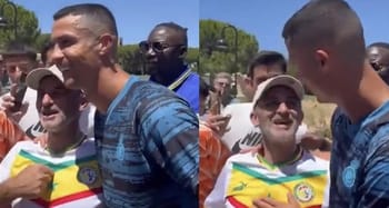 Cristiano Ronaldo saluant un fan sénégalais lors d'un événement sportif.