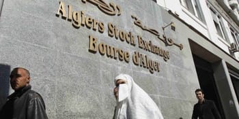 Façade de la Bourse d’Alger avec le logo et des personnes devant.