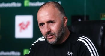 Djamel Belmadi lors d'une conférence en Algérie.