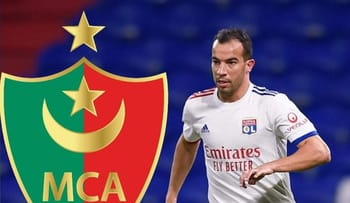 Djamel Benlamri en action avec le maillot de l'Olympique Lyonnais.