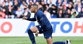 Kylian Mbappé en action sur le terrain de football.