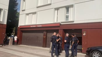 Policiers en intervention devant un commerce fermé à Grigny.