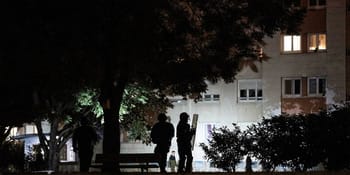 Manifestants dans une rue sombre pendant les émeutes en France.