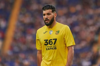 Joueur de football ukrainien portant maillot jaune sur le terrain.