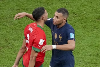 Kylian Mbappé félicite un joueur marocain après un match de football.