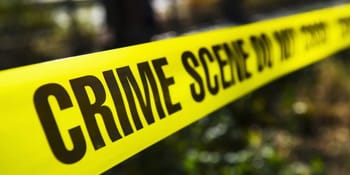 Ruban de scène de crime jaune avec inscription Crime Scene en anglais.