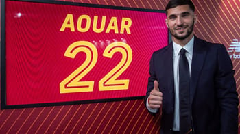 Houssem Aouar en costume avec le logo de l'AS Roma.
