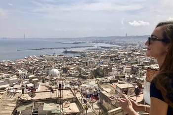 Femme regardant la ville de Casablanca depuis un toit en hauteur.
