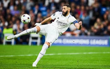 Footballeur en action lors d'un match de Ligue des Champions.