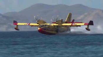 Hydravion de lutte contre les incendies en action sur la mer.