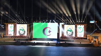 Drapeaux algérien et marocain lors d'une cérémonie officielle.