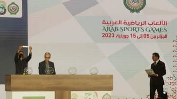 Trois hommes lors de la cérémonie d'ouverture des Jeux sportifs arabes 2023.