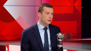 Jordan Bardella en pleine interview sur un plateau télévisé.