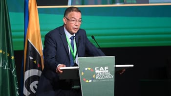 Homme en costume parlant lors d'une conférence à l'Assemblée Générale CAF.