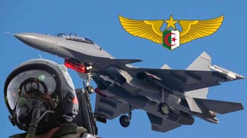 Avion de chasse de l'armée de l'air algérienne en vol dans le ciel bleu.