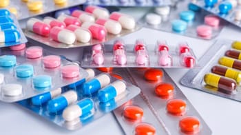 Blisters de médicaments colorés pour traitement médical.