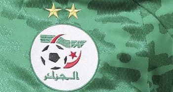 Maillot vert de l'équipe nationale algérienne avec logo et étoiles.