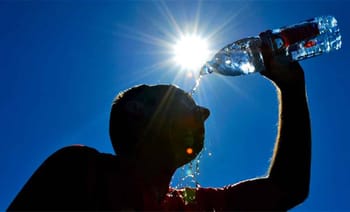 Homme s'hydratant lors de forte chaleur en Algérie.