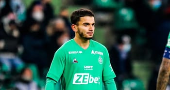 Lamine Ghezali en maillot vert lors d'un match de football.