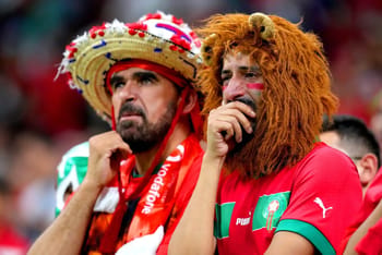 Fans marocains en tenue de fête lors d'un match de football.