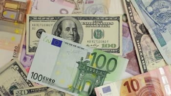 Billets de banque en euros et dollars américains en gros plan.